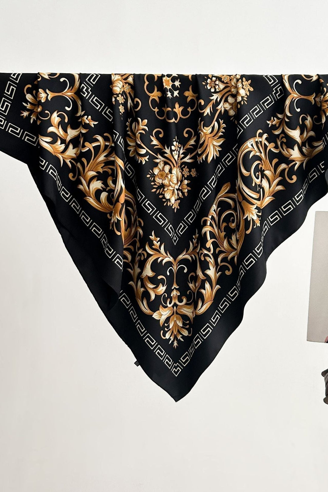 Galina Musta Foulard (100 % Seta - 88 cm)