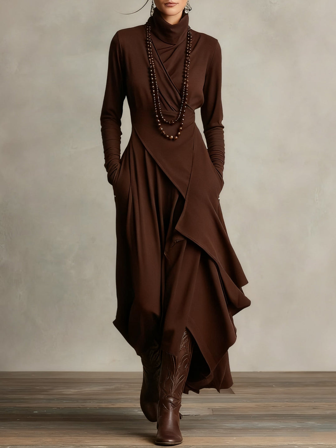 Aurelia · Vestito maxi plissettato asimmetrico con colletto alto